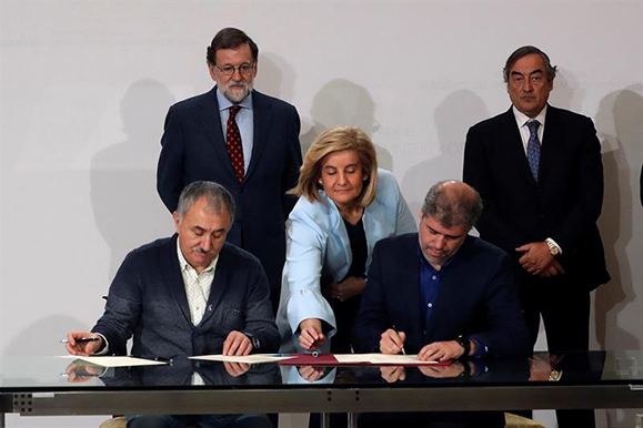 26/12/2017. Rajoy firma con los agentes sociales la subida del SMI. Los secretarios generales de CCOO y UGT, Unai Sordo y Pepe Álvarez, en p... 26/12/2017. Rajoy firma con los agentes sociales la subida del SMI. Los secretarios generales de CCOO y UGT, Unai Sordo y Pepe Álvarez, en p...