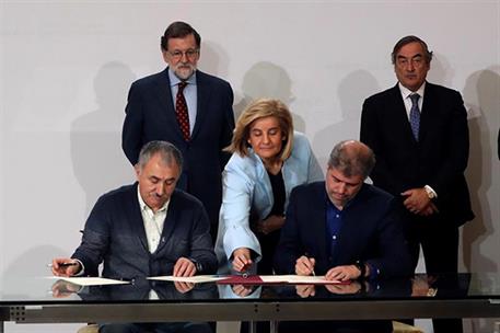 26/12/2017. Rajoy firma con los agentes sociales la subida del SMI. Los secretarios generales de CCOO y UGT, Unai Sordo y Pepe Álvarez, en p...