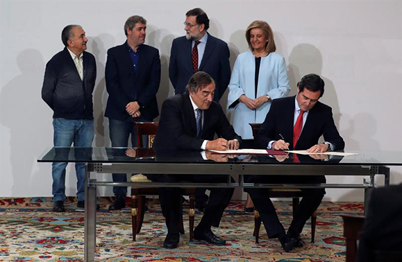 26/12/2017. Rajoy firma con los agentes sociales la subida del SMI. Los presidentes de CEOE, Juan Rosell, y Cepyme, Antonio Garamendi, en pr... 26/12/2017. Rajoy firma con los agentes sociales la subida del SMI. Los presidentes de CEOE, Juan Rosell, y Cepyme, Antonio Garamendi, en pr...