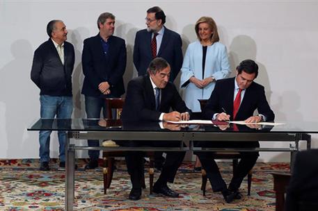 26/12/2017. Rajoy firma con los agentes sociales la subida del SMI. Los presidentes de CEOE, Juan Rosell, y Cepyme, Antonio Garamendi, en pr...