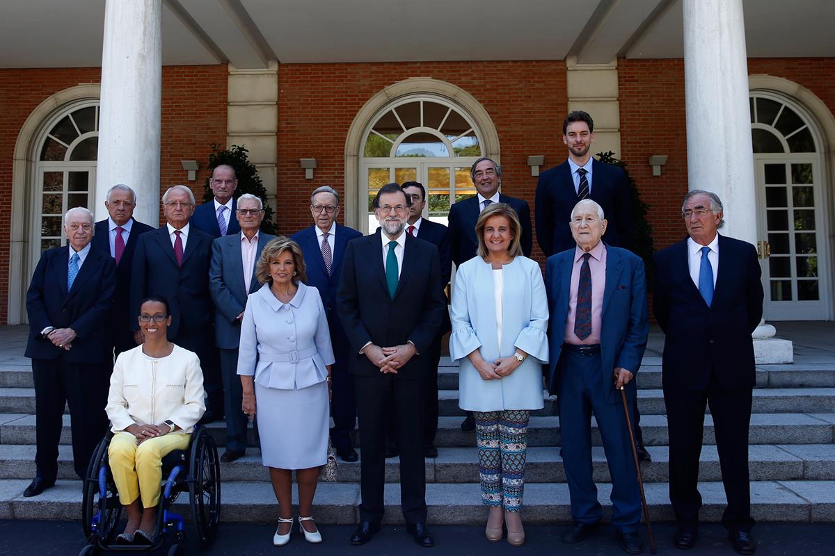 27/07/2017. Rajoy entrega las Medallas de Oro al Mérito en el Trabajo. Foto de familia de Mariano Rajoy junto a los premiados con la Medalla...