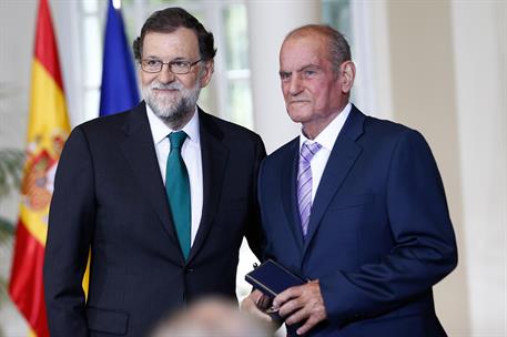 27/07/2017. Rajoy entrega las Medallas de Oro al Mérito en el Trabajo. El presidente del Gobierno, Mariano Rajoy, entrega la Medalla de Oro ...