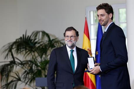 27/07/2017. Rajoy entrega las Medallas de Oro al Mérito en el Trabajo. El presidente del Gobierno, Mariano Rajoy, entrega la Medalla de Oro ...