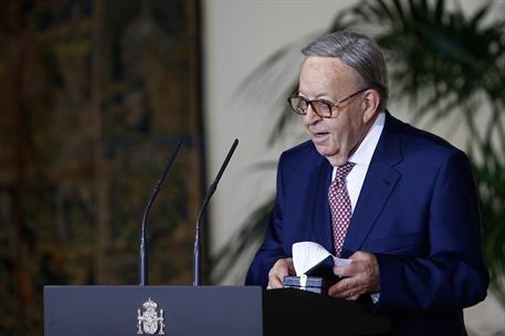 27/07/2017. Rajoy entrega las Medallas de Oro al Mérito en el Trabajo. El hostelero y restaurador Cándido López recibe la Medalla de Oro al ...