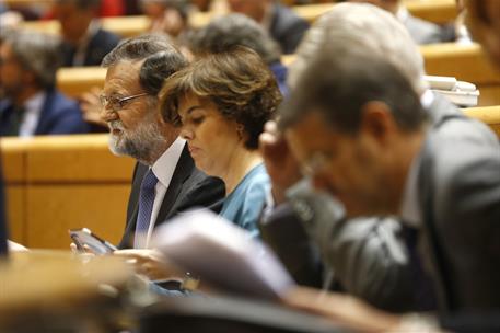 27/10/2017. Rajoy asiste al Pleno del Senado. El presidente del Gobierno, Mariano Rajoy, junto a la vicepresidenta, Soraya Sáenz de Santamar...