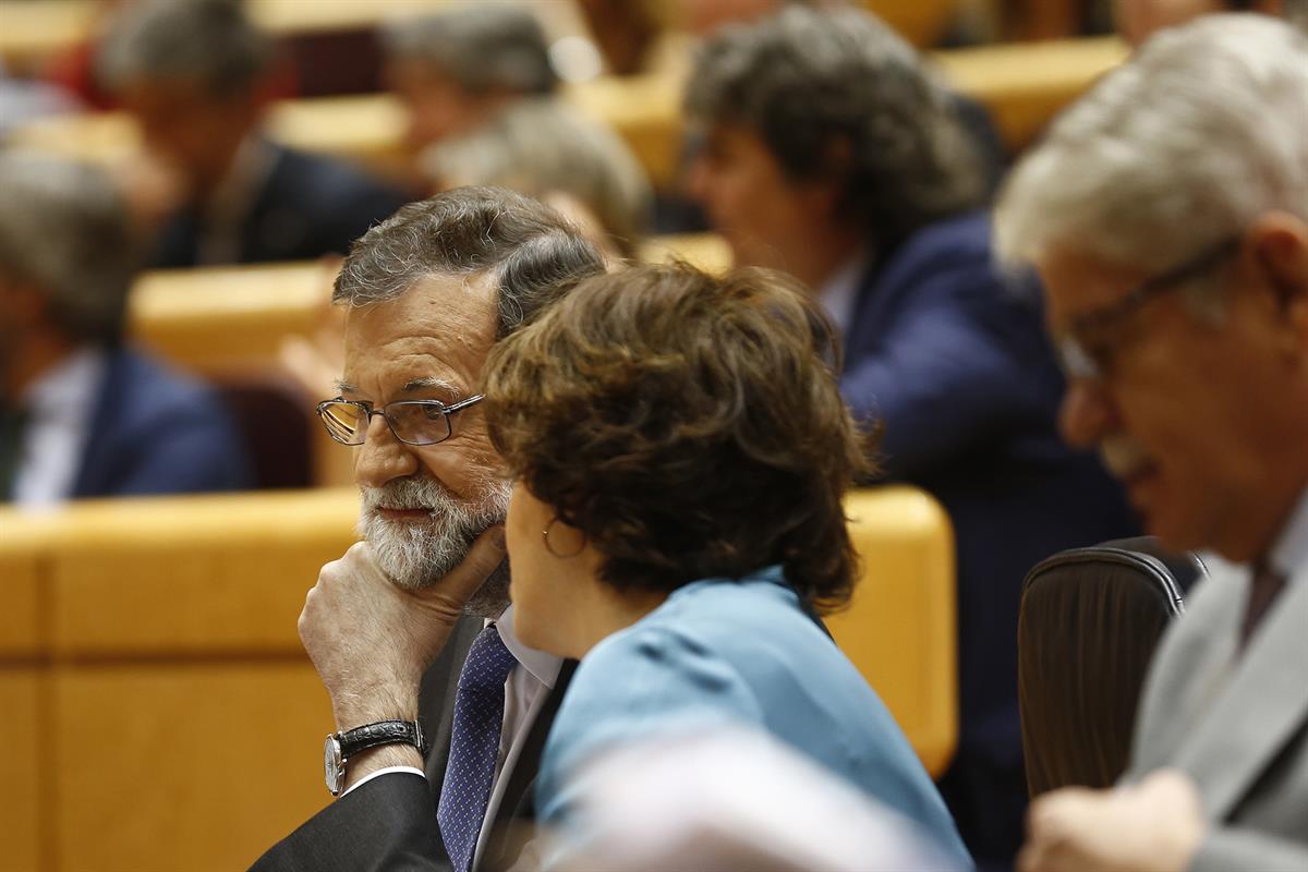 27/10/2017. Rajoy asiste al Pleno del Senado. El presidente del Gobierno, Mariano Rajoy, junto a la vicepresidenta, Soraya Sáenz de Santamar...