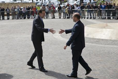 29/03/2017. Viaje oficial de Rajoy a Malta. El presidente del Gobierno, Mariano Rajoy, saluda al primer ministro de Malta y presidente de tu...
