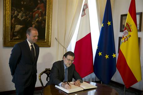 29/03/2017. Viaje oficial de Rajoy a Malta. El presidente del Gobierno, Mariano Rajoy, firma en el Libro de Honor, junto al primer ministro ...