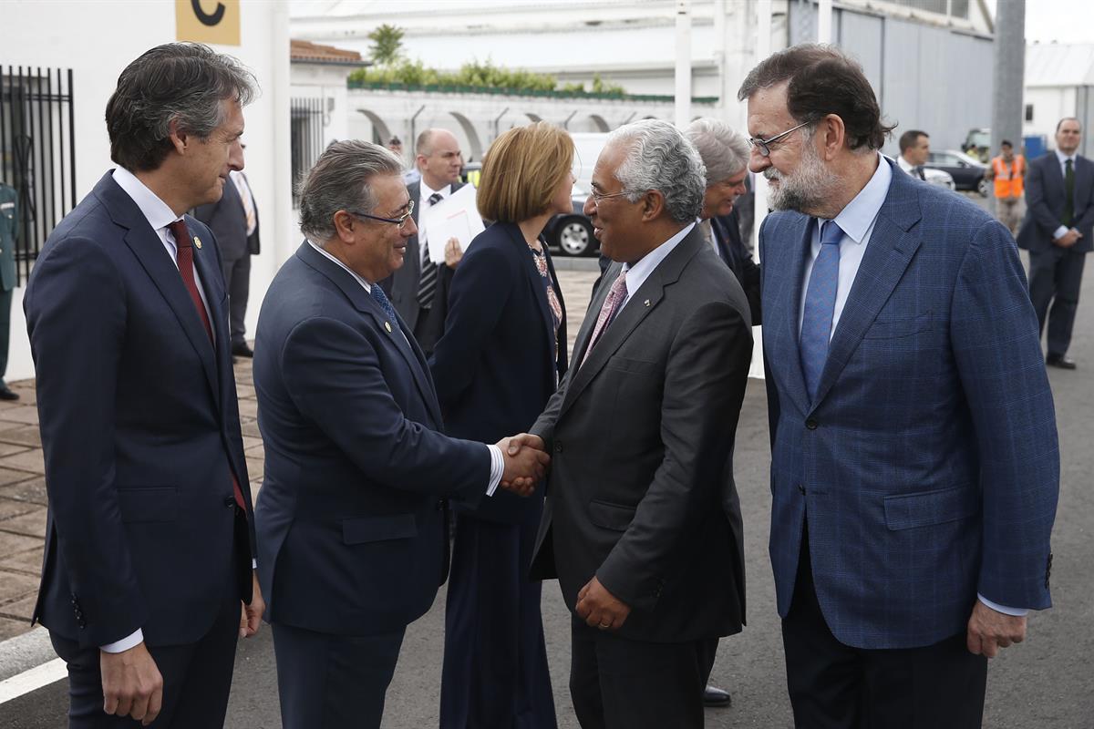 29/05/2017. XXIX Cumbre Luso-Española. El al primer ministro portugués, António Costa, saluda al ministro del Interior, Juan Ignacio Zoido, ...