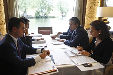 29/05/2017. XXIX Cumbre Luso-Española. El ministro de Fomento, Íñigo de la Serna, durante una reunión sectorial mantenida en el navío 'Douro...