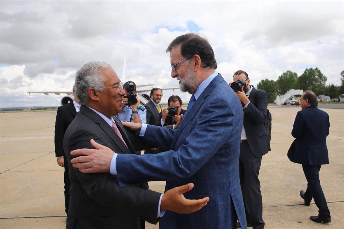 29/05/2017. XXIX Cumbre Luso Española. El presidente del Gobierno, Mariano Rajoy, recibe a su homólogo luso, António Costa, a su llegada a l...