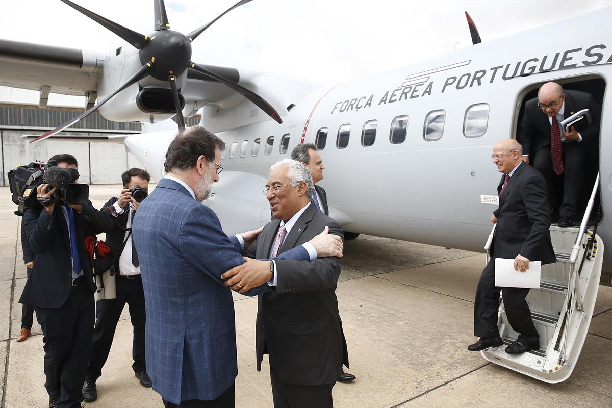 29/05/2017. XXIX Cumbre Luso Española. El presidente del Gobierno, Mariano Rajoy, recibe a su homólogo luso, António Costa, a su llegada a l...