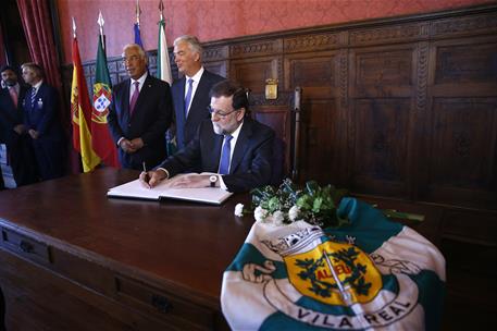 30/05/2017. XXIX Cumbre Luso-Española (Segunda jornada). El presidente del Gobierno, Mariano Rajoy, firma, en el Palacio de Mateus, en el Li...