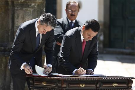 30/05/2017. XXIX Cumbre Luso-Española (Segunda jornada). El ministro de Fomento, Iñigo de la Serna, firma con su homólogo portugués, Pedro M...