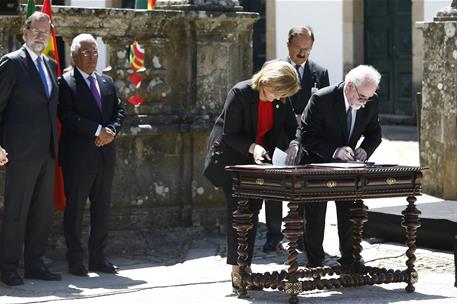 30/05/2017. XXIX Cumbre Luso-Española (Segunda jornada). La ministra de Empleo y Seguridad Social, Fátima Báñez, junto a su homólogo portugu...