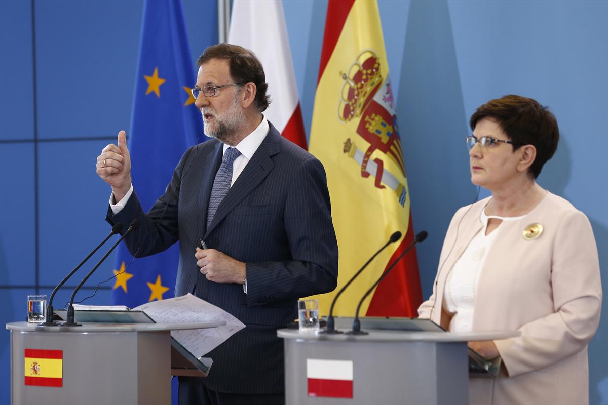 30/06/2017. XII Cumbre polaco-española. El Presidente del Gobierno, Mariano Rajoy, junto a la primera ministra polaca, Beata Szydlo, durante...