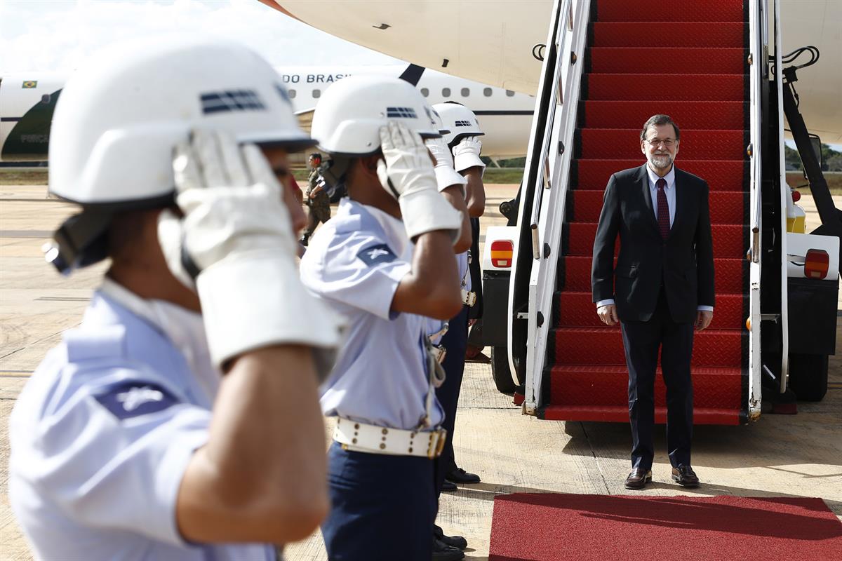 23/04/2017. Viaje oficial de Rajoy a Brasil (primera jornada). El presidente del Gobierno, Mariano Rajoy, a su llegada al aeropuerto interna...