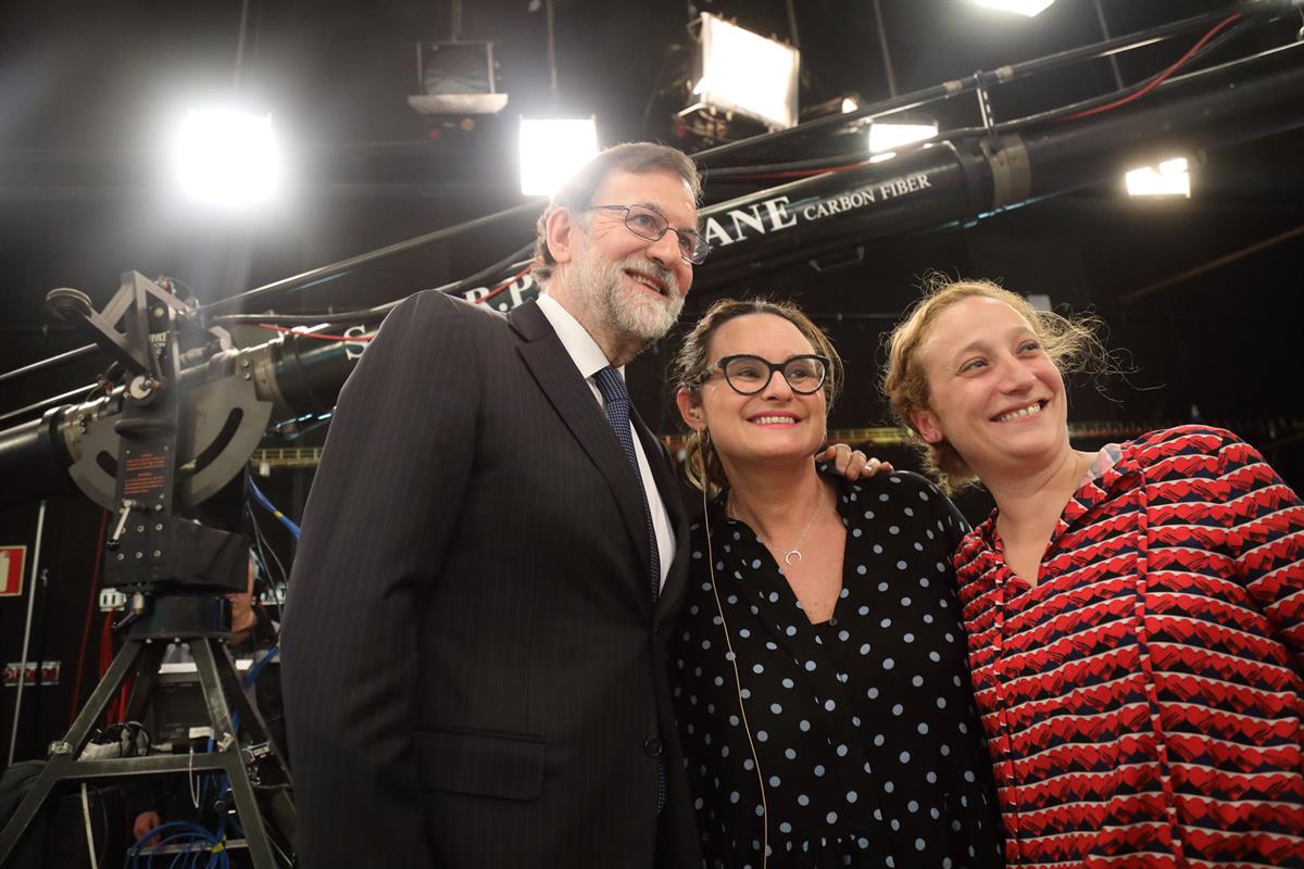 1/03/2018. Rajoy es entrevistado en "El Programa de Ana Rosa", de Telecinco. El presidente del Gobierno, Mariano Rajoy, posa junto varias tr...
