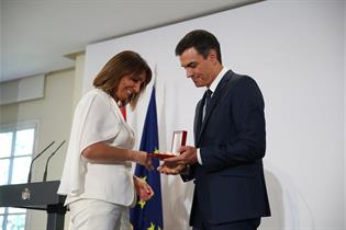 El presidente del Gobierno, Pedro Sánchez, impone la Encomienda de la Orden de Isabel la Católica a la magistrada Hèléne Davo.