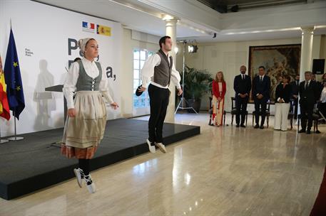 1/10/2018. Sánchez preside el Acto de cooperación hispano-francesa en la lucha antiterrorista. Dos dantzaris interpretan el aurresku con el ...