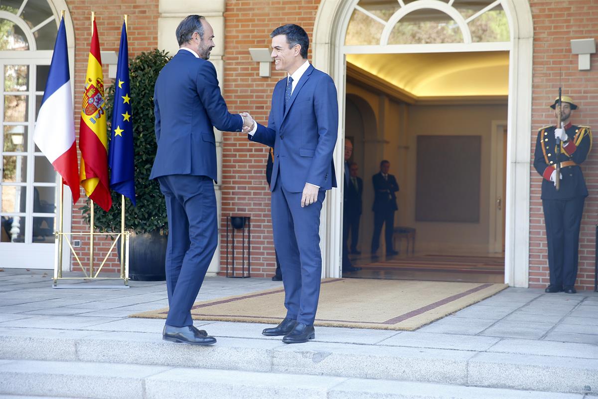 1/10/2018. Sánchez preside el Acto de cooperación en la lucha antiterrorista. El presidente del Gobierno, Pedro Sánchez, saluda al primer mi...