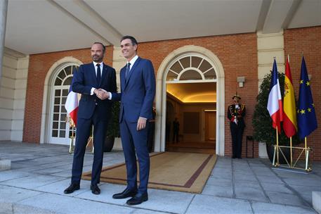 1/10/2018. Sánchez recibe al primer ministro de la República francesa. El presidente del Gobierno, Pedro Sánchez, saluda al primer ministro ...