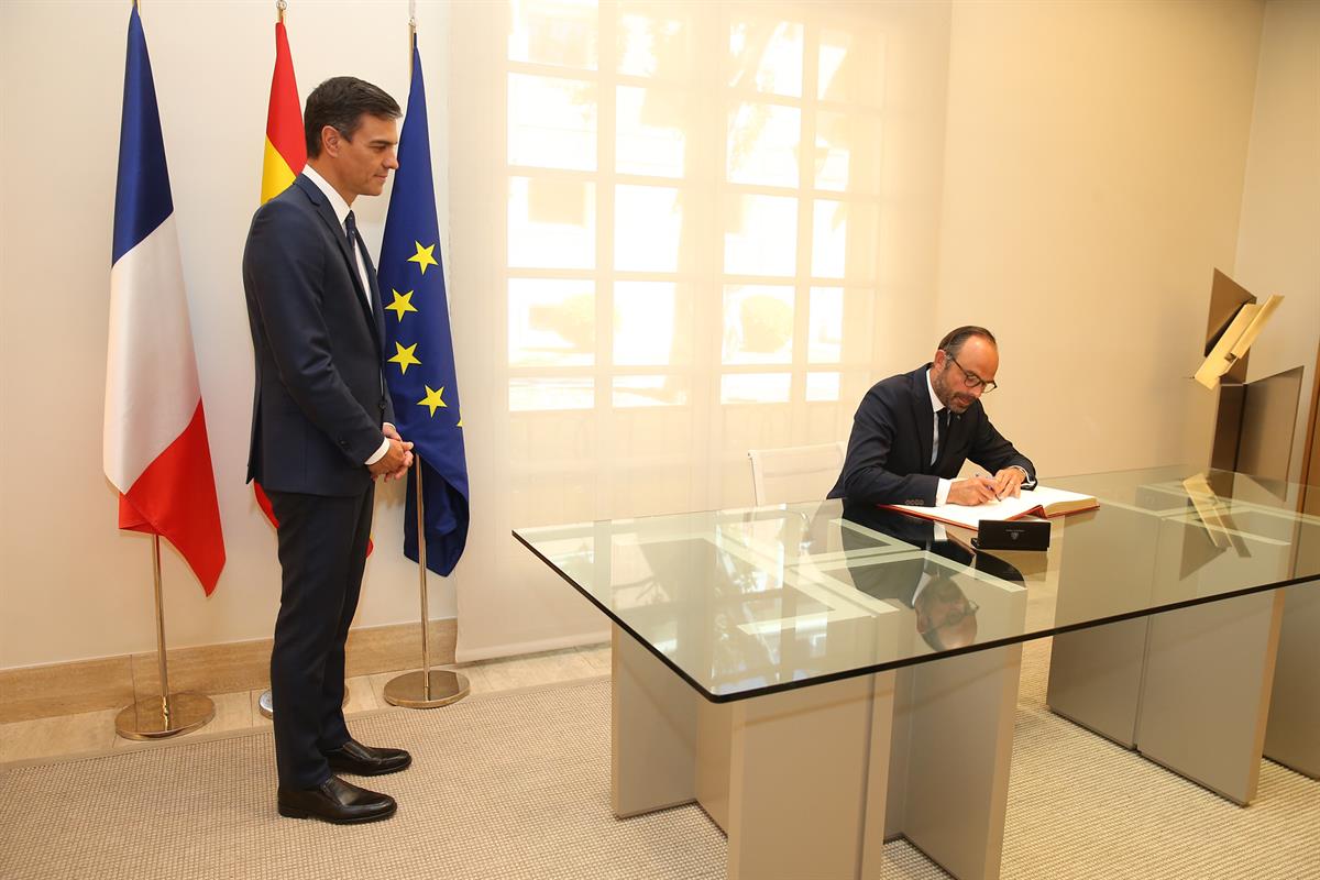 1/10/2018. Sánchez recibe al primer ministro de la República Francesa. El primer ministro de la República Francesa, Édouard Philippe, firma ...