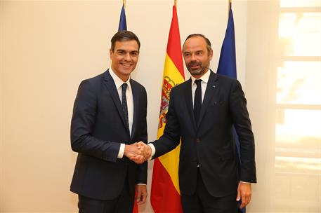 1/10/2018. Sánchez recibe al primer ministro de la República Francesa. El presidente del Gobierno, Pedro Sánchez, saluda al primer ministro ...