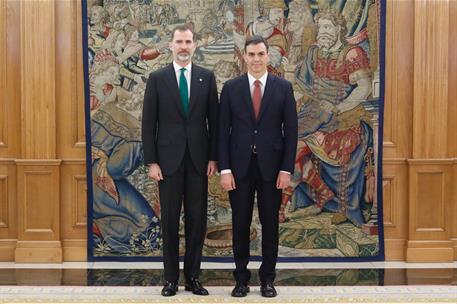 2/06/2018. Pedro Sánchez, nuevo presidente del Gobierno. El Rey Felipe VI posa junto al presidente del Gobierno, Pedro Sánchez, tras su toma...