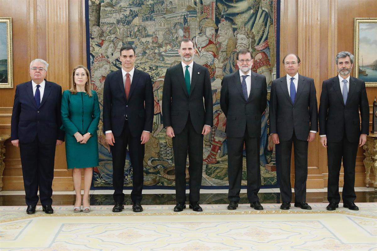 2/06/2018. Pedro Sánchez, nuevo presidente del Gobierno. Fotografía de grupo del rey Felipe VI con los presidentes del Gobierno entrante y s...