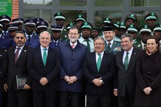Mariano Rajoy, con miembros de los Grupos de Acci&oacute;n R&aacute;pida de Intervenci&oacute;n y Vigilancia en el Sahel