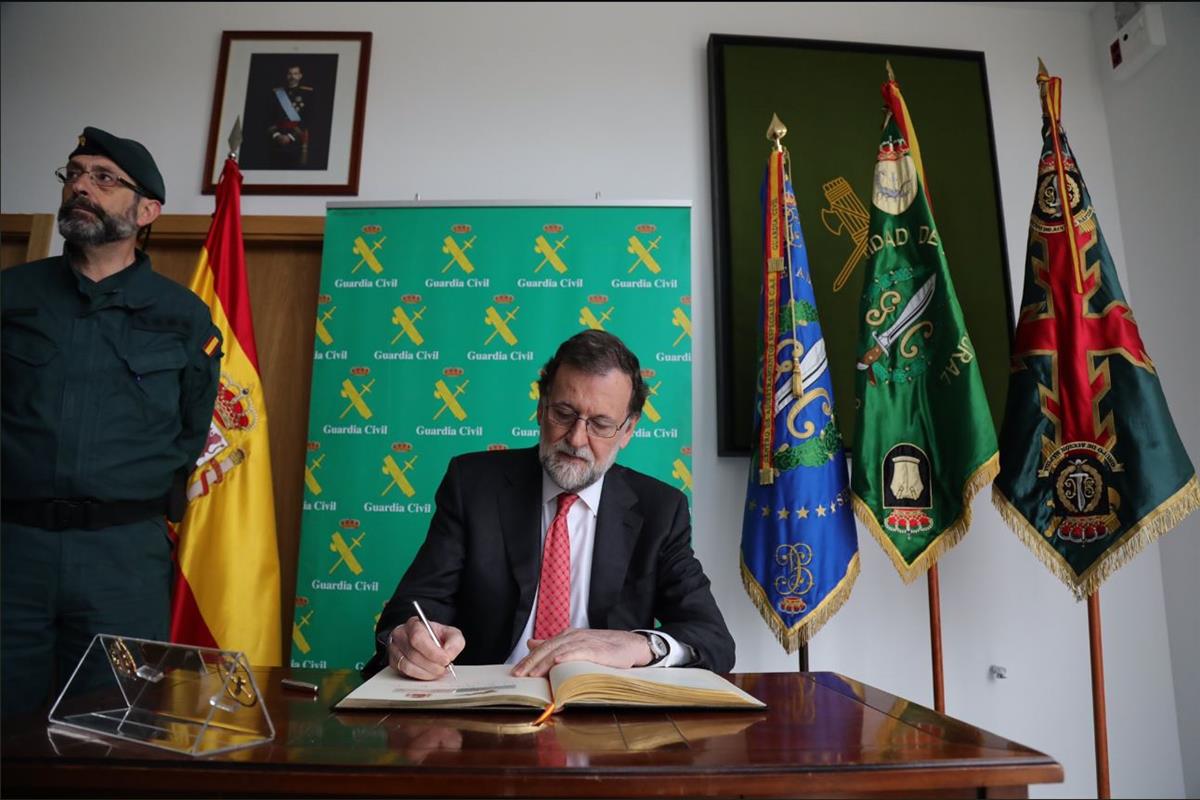 3/05/2018. Viaje de Rajoy a Logroño. El presidente del Gobierno, Mariano Rajoy, firma en el Libro de Honor de la Unidad de Acción Rural de l...
