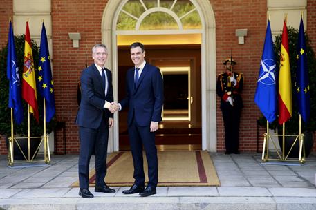 3/07/2018. Sánchez se reúne con el secretario general de la OTAN. El presidente del Gobierno, Pedro Sánchez, saluda al secretario general de...