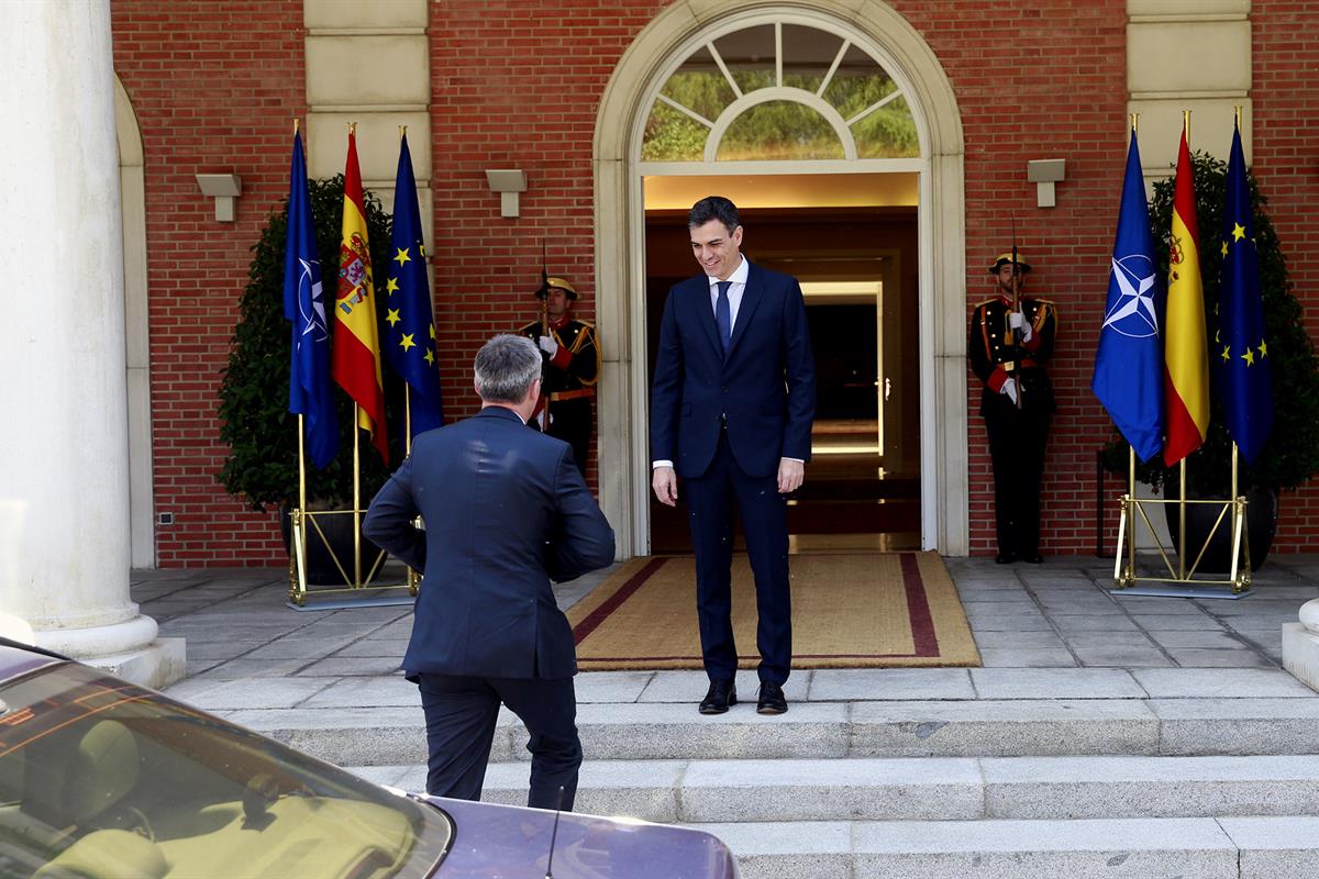 3/07/2018. Sánchez recibe al secretario general de la OTAN. El presidente del Gobierno, Pedro Sánchez, recibe al secretario general de la OT...