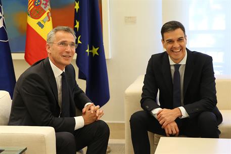 3/07/2018. Sánchez recibe al secretario general de la OTAN. El presidente del Gobierno, Pedro Sánchez, posa junto al secretario general de l...