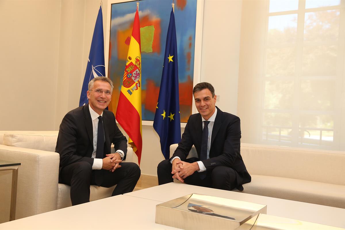 3/07/2018. Sánchez recibe al secretario general de la OTAN. El presidente del Gobierno, Pedro Sánchez, posa junto al secretario general de l...