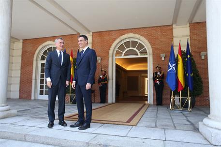 3/07/2018. Sánchez recibe al secretario general de la OTAN. El presidente del Gobierno, Pedro Sánchez, recibe al secretario general de la OT...