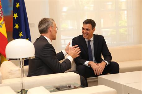 3/07/2018. Sánchez recibe al secretario general de la OTAN. El presidente del Gobierno, Pedro Sánchez, conversa con el secretario general de...