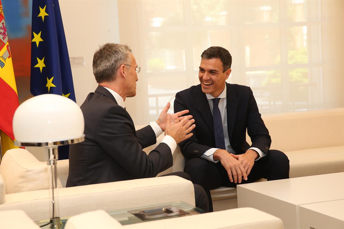 3/07/2018. Sánchez recibe al secretario general de la OTAN. El presidente del Gobierno, Pedro Sánchez, conversa con el secretario general de...