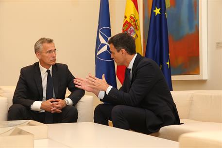 3/07/2018. Sánchez recibe al secretario general de la OTAN. El presidente del Gobierno, Pedro Sánchez, conversa con el secretario general de...