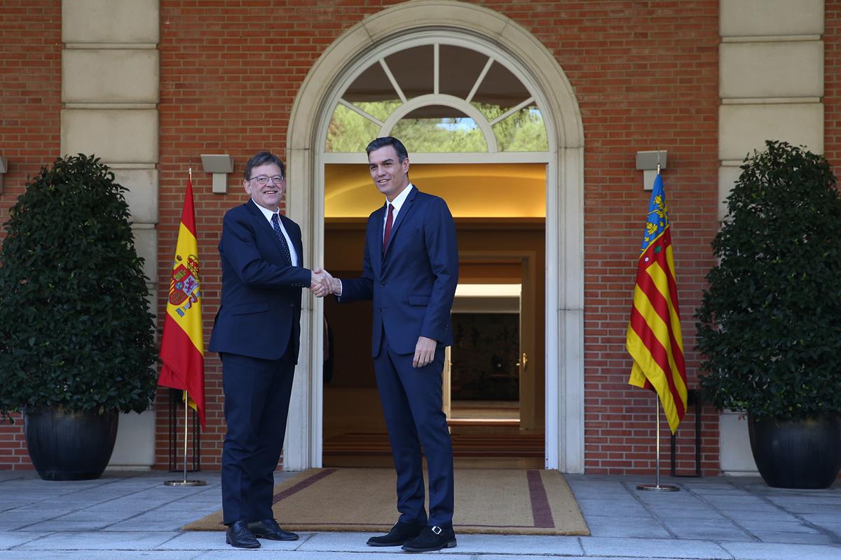 3/10/2018. Pedro Sánchez recibe al presidente de la Generalitat Valenciana. El presidente del Gobierno, Pedro Sánchez, saluda a Ximo Puig, p...