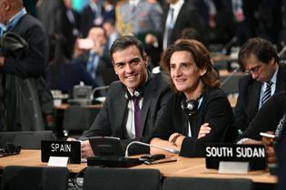 El presidente del Gobierno, Pedro Sánchez, junto a la ministra para la Transición Ecológica, Teresa Ribera