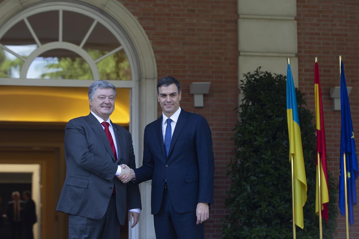 4/06/2018. Pedro Sánchez recibe al presidente de Ucrania. El presidente del Gobierno, Pedro Sánchez, saluda al presidente de Ucrania, Petro ...