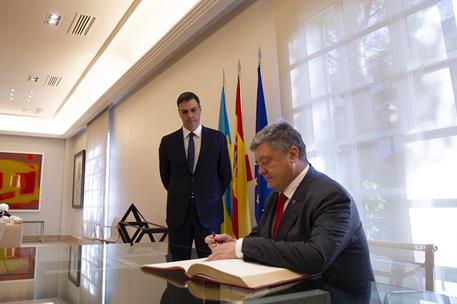 4/06/2018. Pedro Sánchez recibe al presidente de Ucrania. El presidente de Ucrania, Petro Poroshenko, firma en el Libro de Honor en presenci...