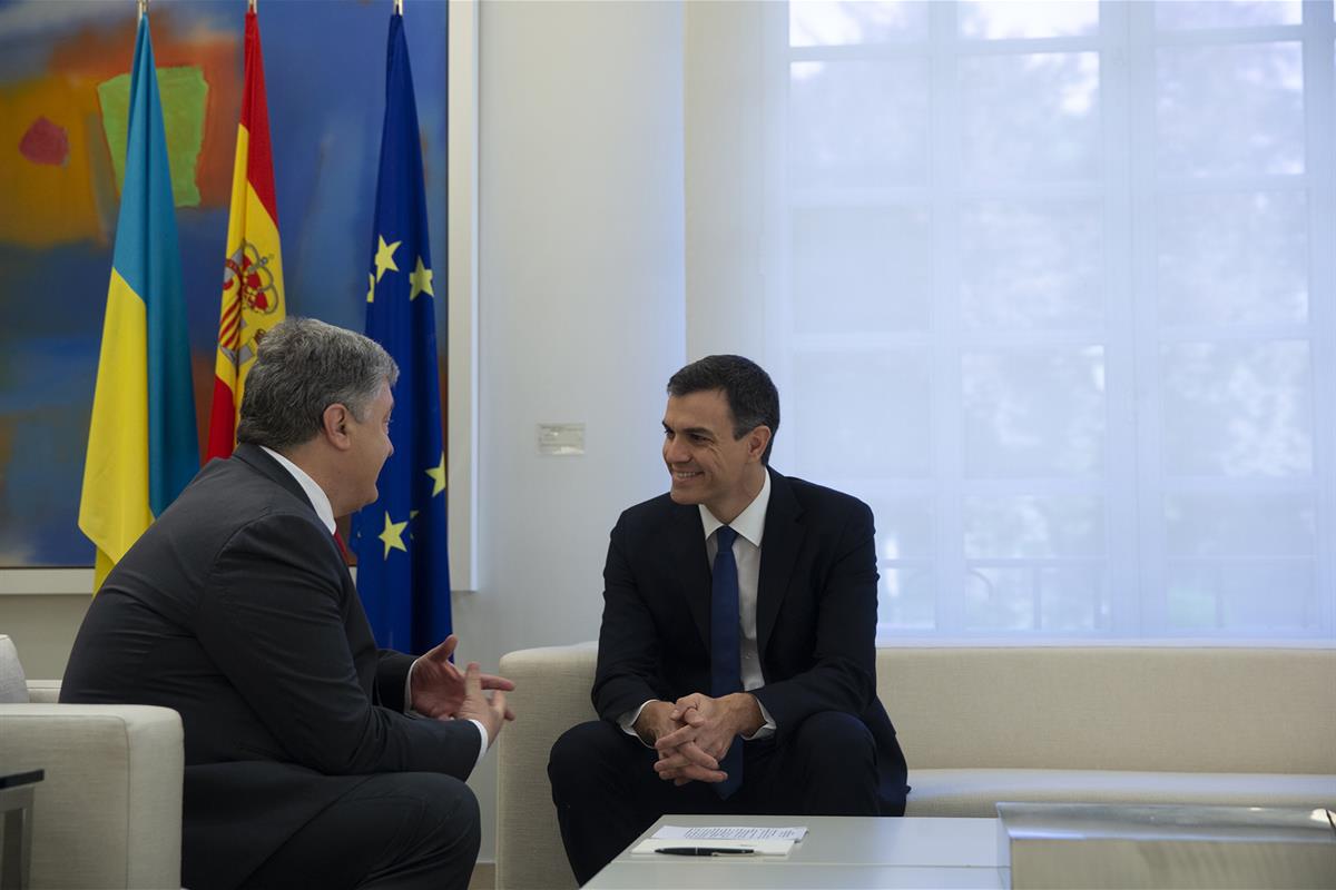 4/06/2018. Pedro Sánchez recibe al presidente de Ucrania. El presidente del Gobierno, Pedro Sánchez, y el presidente de Ucrania, Petro Poros...