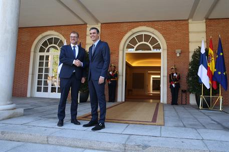 4/10/2018. Pedro Sánchez recibe al primer ministro de Finlandia. El presidente del Gobierno, Pedro Sánchez, saluda al primer ministro de Fin...