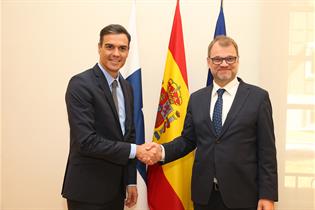 El presidente del Gobierno, Pedro Sánchez, y el primer ministro finlandés, Juha Sipilä