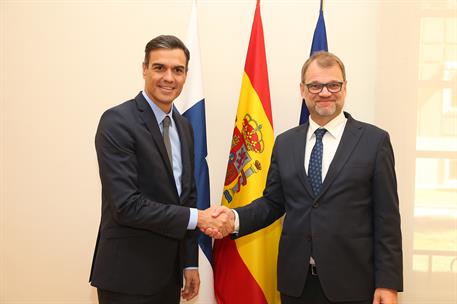 4/10/2018. Pedro Sánchez recibe al primer ministro de Finlandia. El presidente del Gobierno, Pedro Sánchez, saluda al primer ministro de Fin...