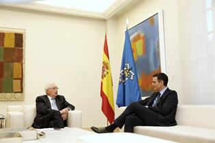 El presidente del Gobierno, Pedro Sánchez, y el presidente de Melilla, Juan José Imbroda, durante su reunión.