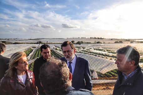 5/03/2018. Rajoy visita la costa de Huelva afectada por el temporal. El presidente del Gobierno, Mariano Rajoy, conversa en Lepe (Huelva) co...